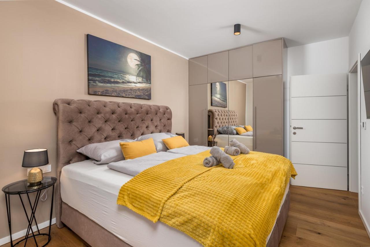 Apartment Top View With Balcony And Private Parking Рийека Екстериор снимка