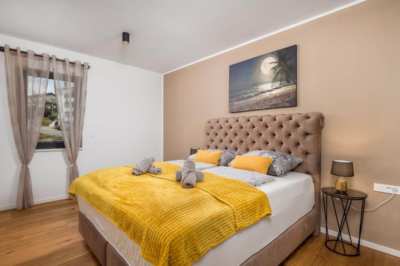 Apartment Top View With Balcony And Private Parking Рийека Екстериор снимка