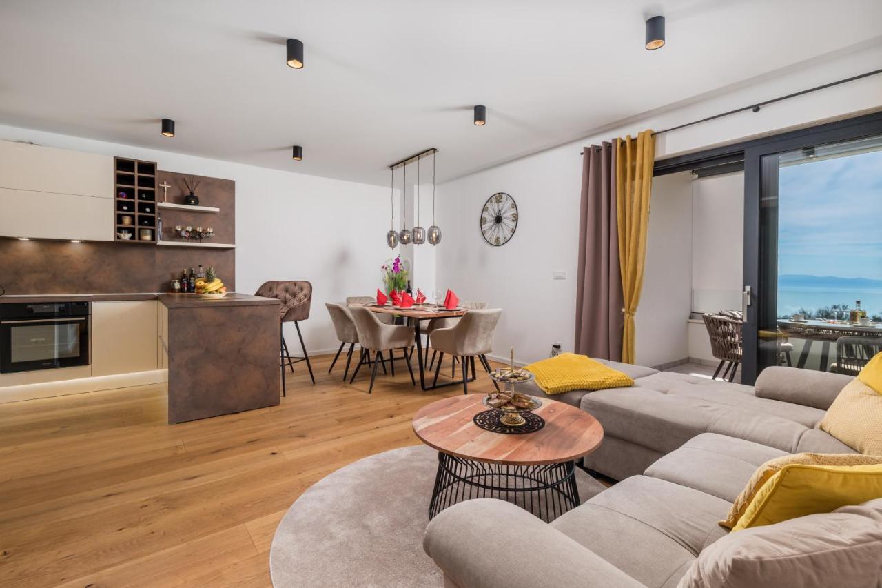 Apartment Top View With Balcony And Private Parking Рийека Екстериор снимка