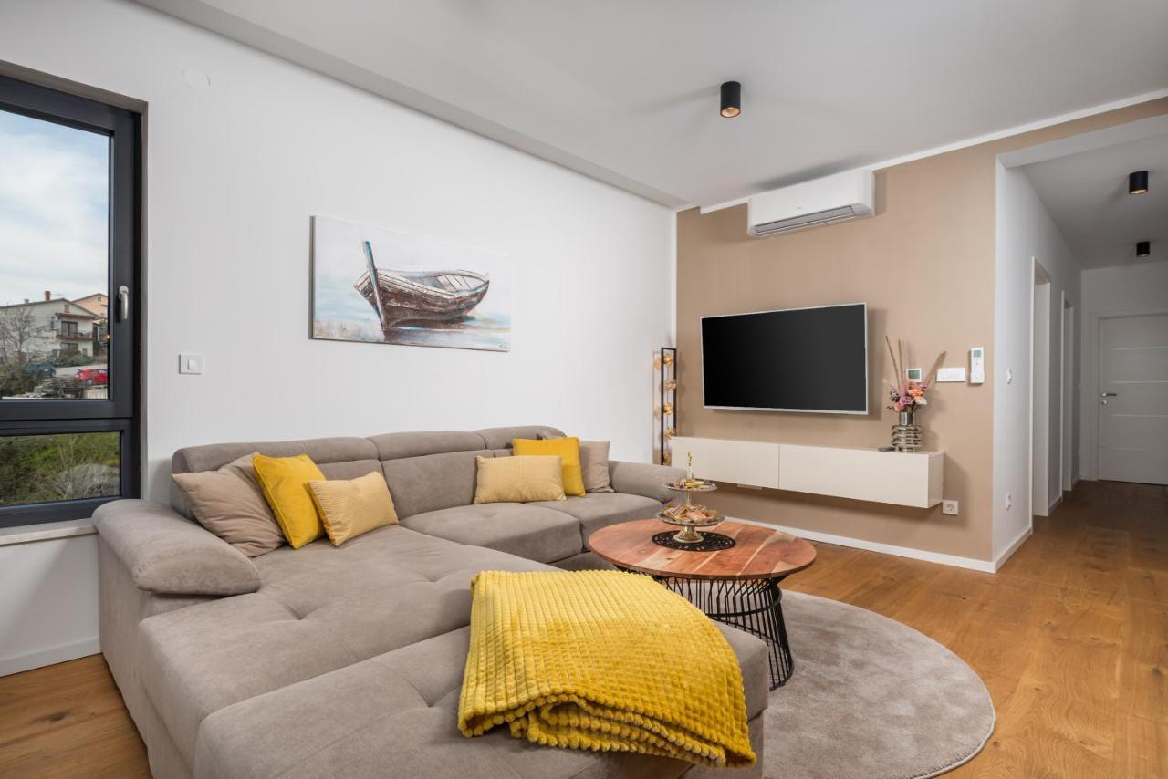 Apartment Top View With Balcony And Private Parking Рийека Екстериор снимка