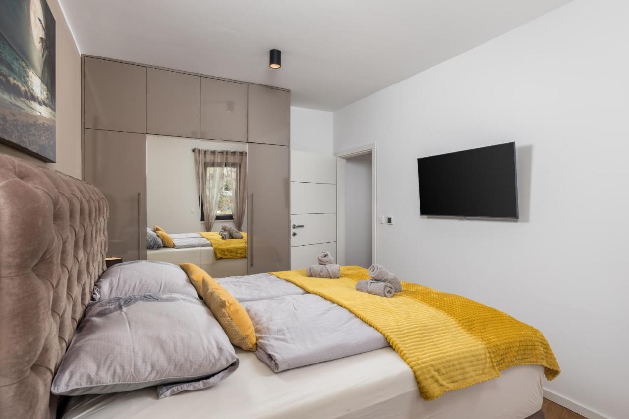 Apartment Top View With Balcony And Private Parking Рийека Екстериор снимка